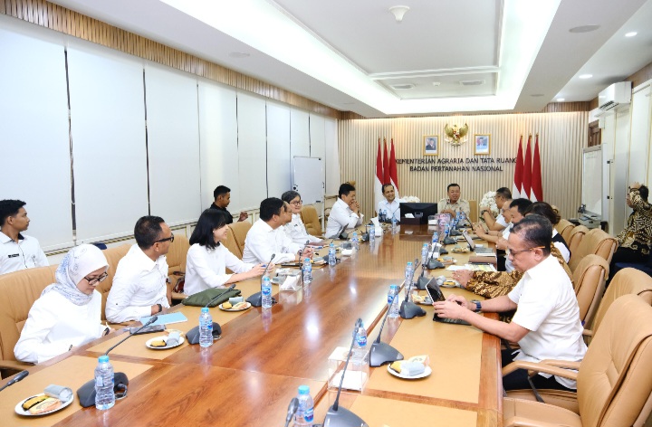Menteri Nusron Siapkan 50 Hektare Tanah untuk Relokasi Korban Erupsi Gunung Lewotobi Laki-Laki NTT
