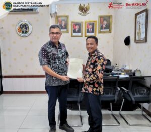 Penyerahan Sertipikat Tanah BPS Labuhanbatu Utara
