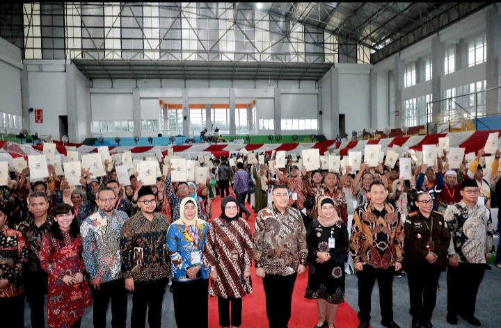 Serahkan 1.571 Sertipikat Elektronik di Kabupaten Batang, Wamen Ossy: Bentuk Komitmen Tingkatkan Layanan Pertanahan
