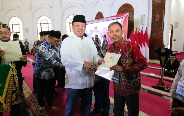Serahkan 1.334 Sertipikat se-Banten, Menteri Nusron Komitmen Tingkatkan Sertipikasi Tanah Wakaf dan Rumah Ibadah