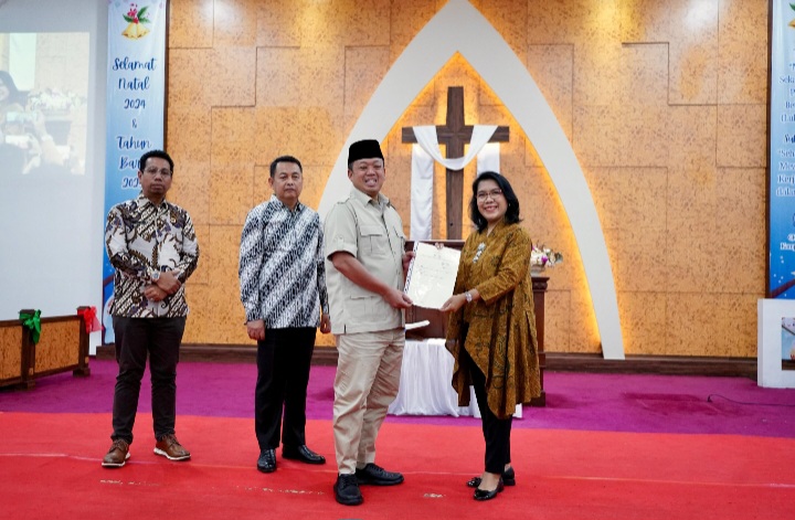Menteri Nusron Serahkan Sertipikat untuk Gereja yang Berdiri sejak 1968
