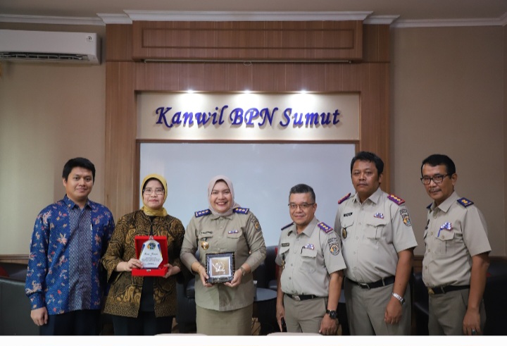 Sekretariat Jenderal DPR RI Beri Apresiasi dan Cinderamata kepada Kanwil BPN Sumut