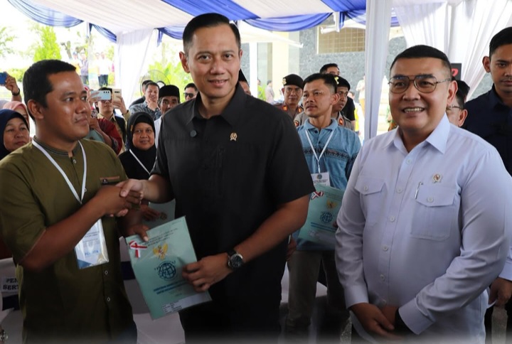 Tegaskan Kepastian Hukum Tanah Warga Negara, Menko AHY dan Wamen Ossy Serahkan Setipikat Tanah untuk Warga Lebak