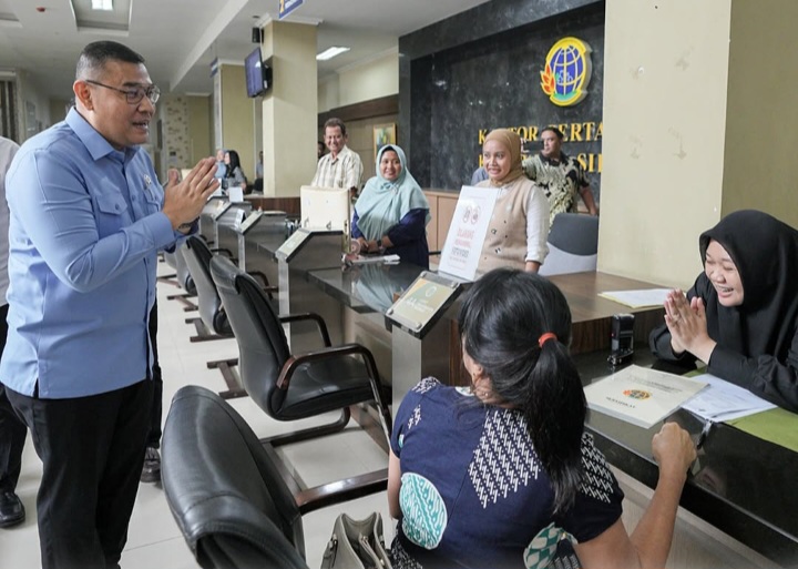 Tinjau Pelataran di Kantah Sidoarjo, Wamen Ossy Minta Peningkatan Layanan Pertanahan kepada Masyarakat